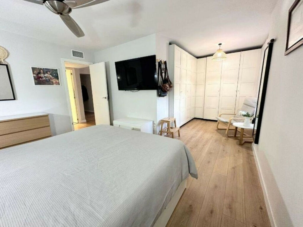 Middle Floor Apartment Playamar Málaga - image 19