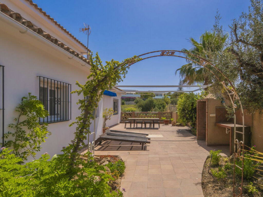 Detached Villa Marbella Málaga - image 2
