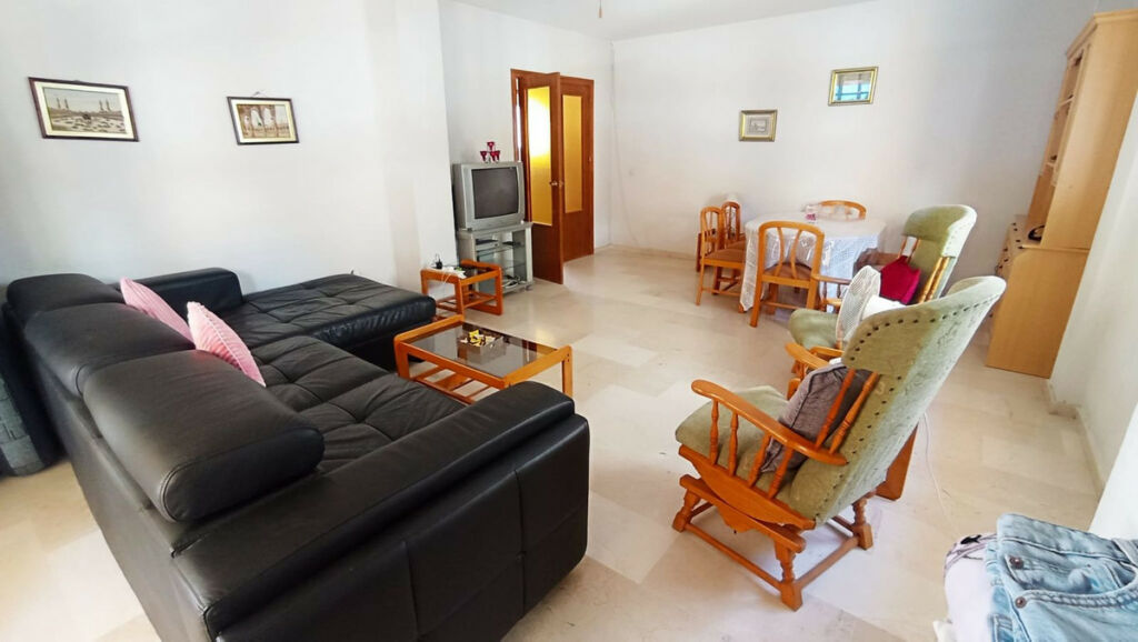 Middle Floor Apartment Fuengirola Málaga - image 2