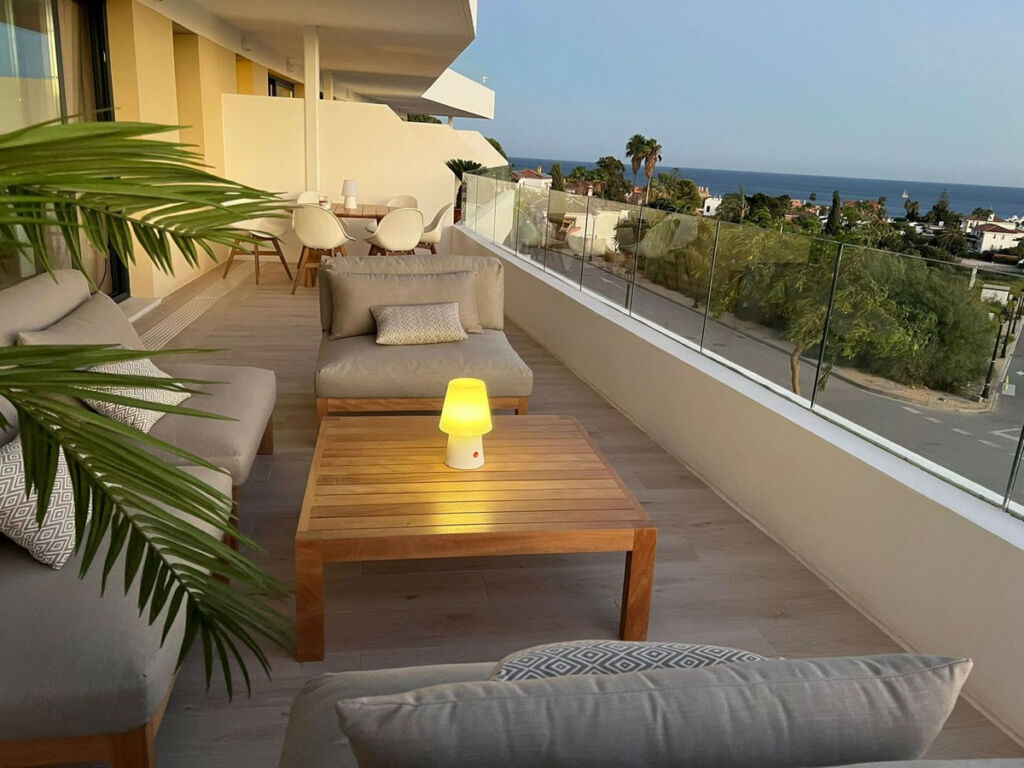 Middle Floor Apartment Estepona Málaga - image 2