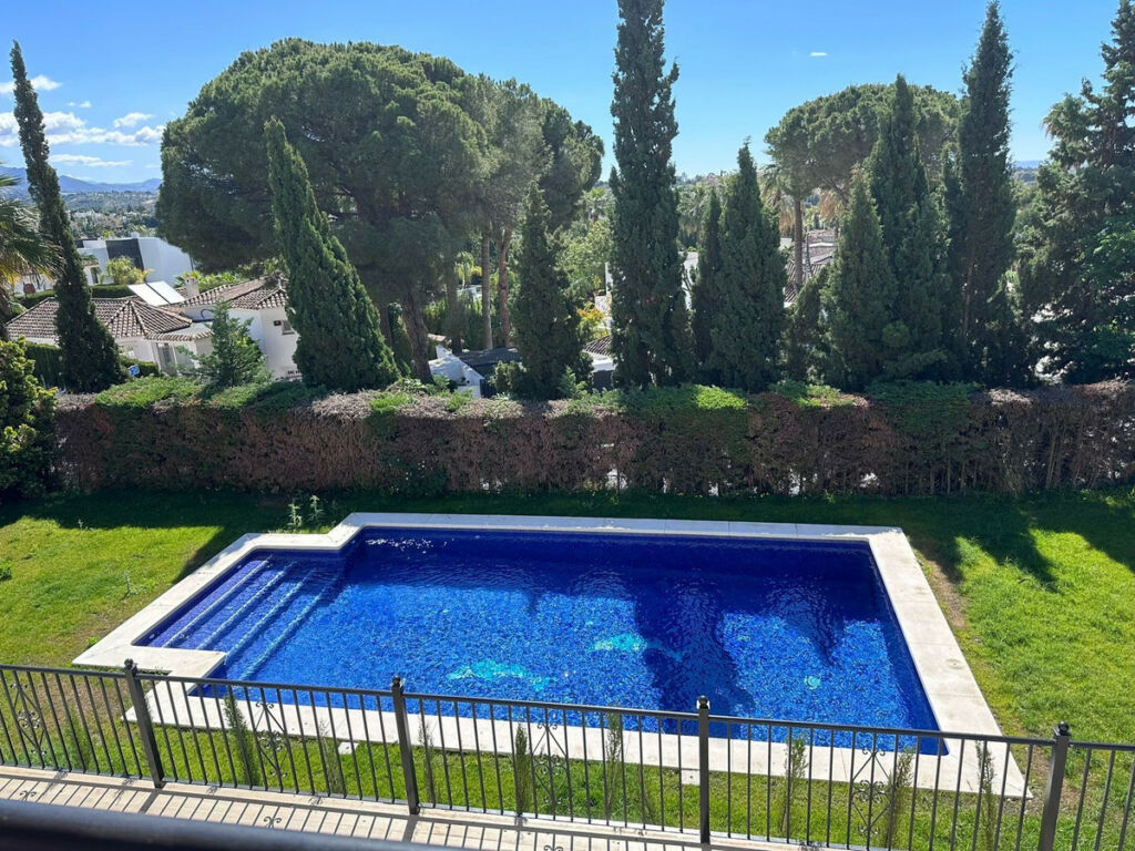 Detached Villa Nueva Andalucía Málaga - image 2