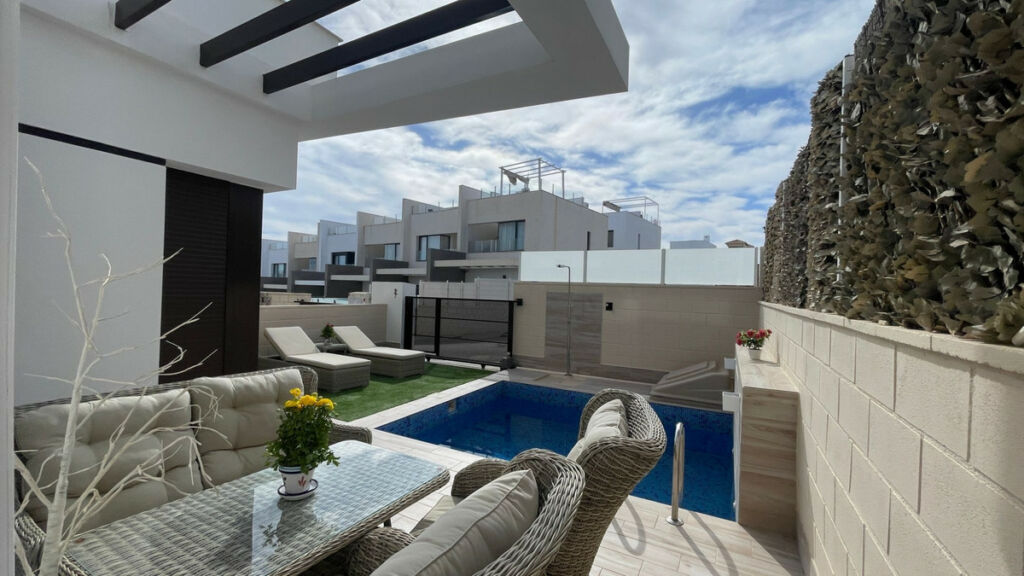 Detached Villa Villamartin Alicante - image 2