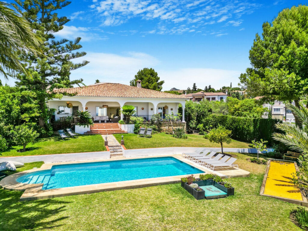 Detached Villa El Paraiso Málaga - image 2