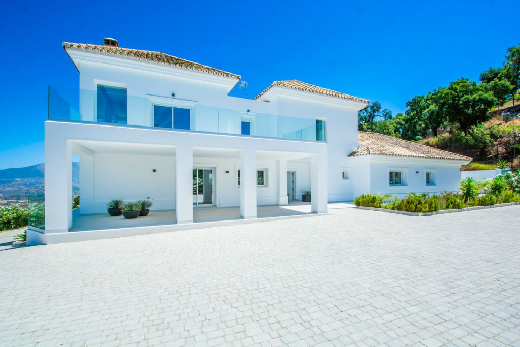 Detached Villa La Mairena Málaga - image 2