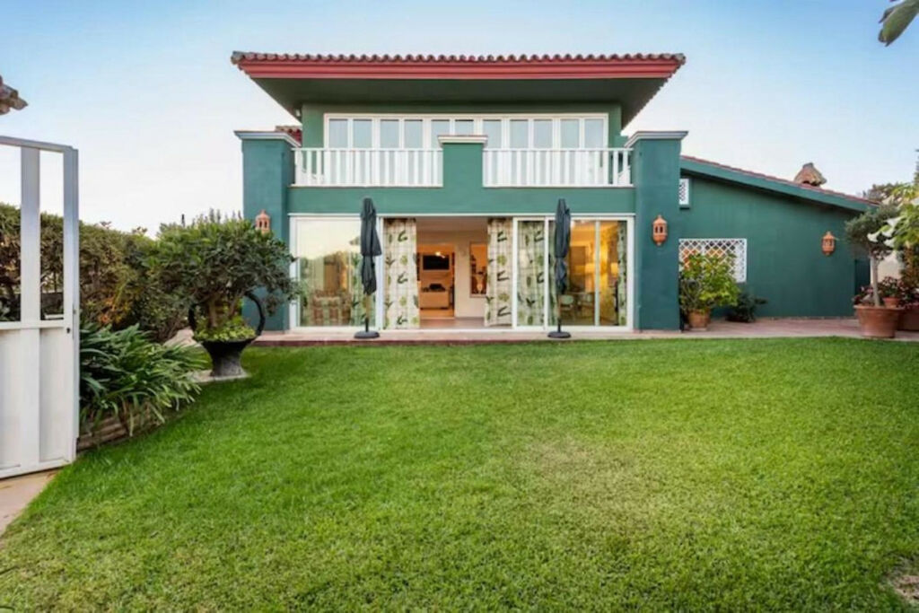 Detached Villa Guadalmina Baja Málaga - image 2