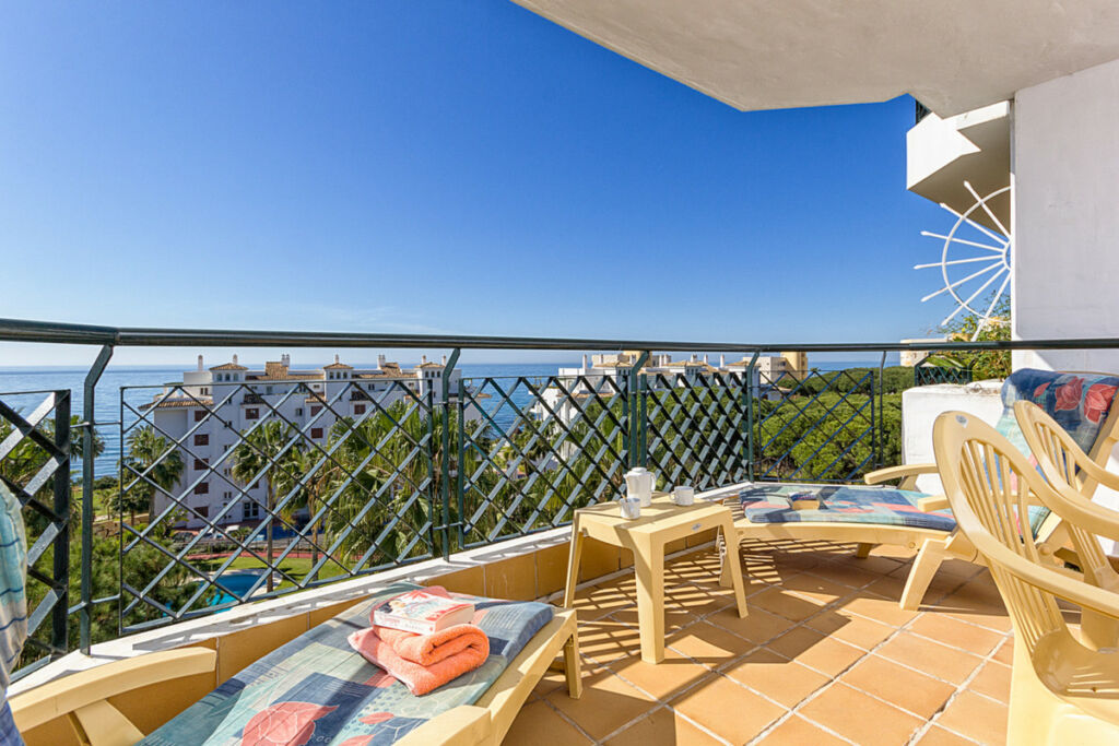 Middle Floor Apartment Calahonda Málaga - image 2