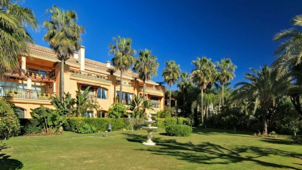 Middle Floor Apartment Puerto Banús Málaga - image 2
