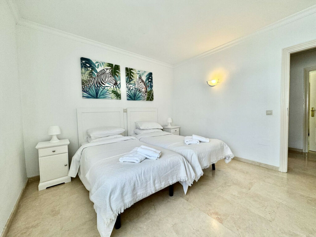 Semi-Detached House El Paraiso Málaga - image 21