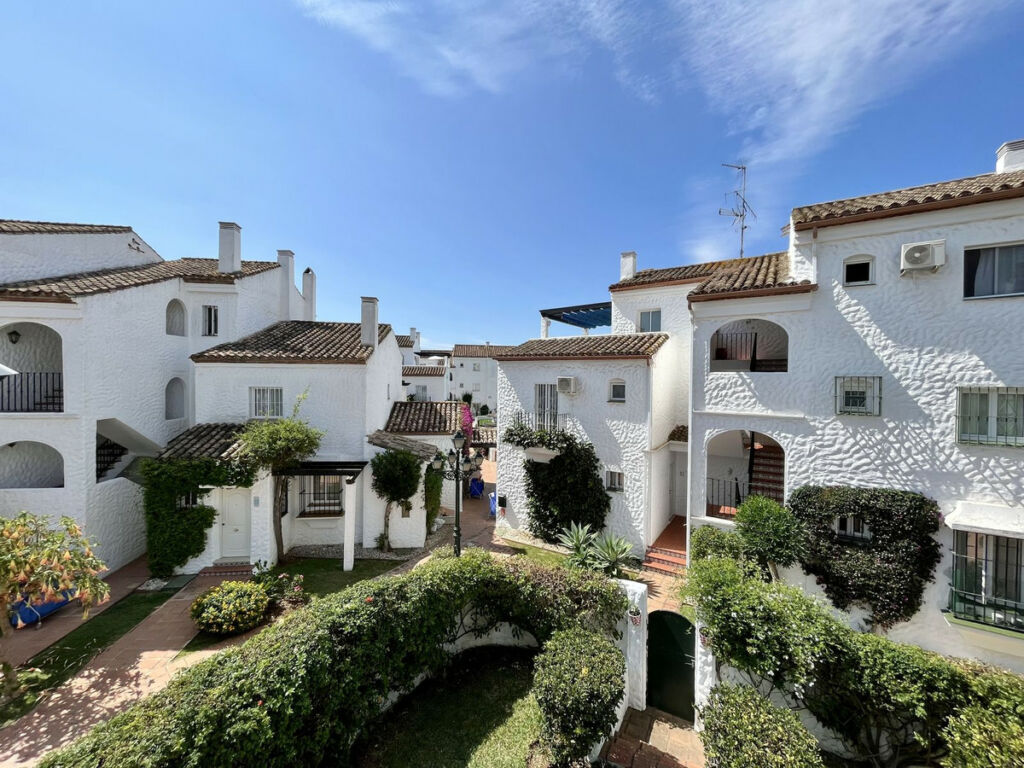 Semi-Detached House El Paraiso Málaga - image 24