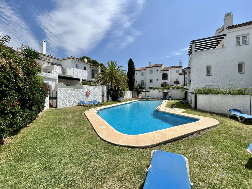 Semi-Detached House El Paraiso Málaga - image 26