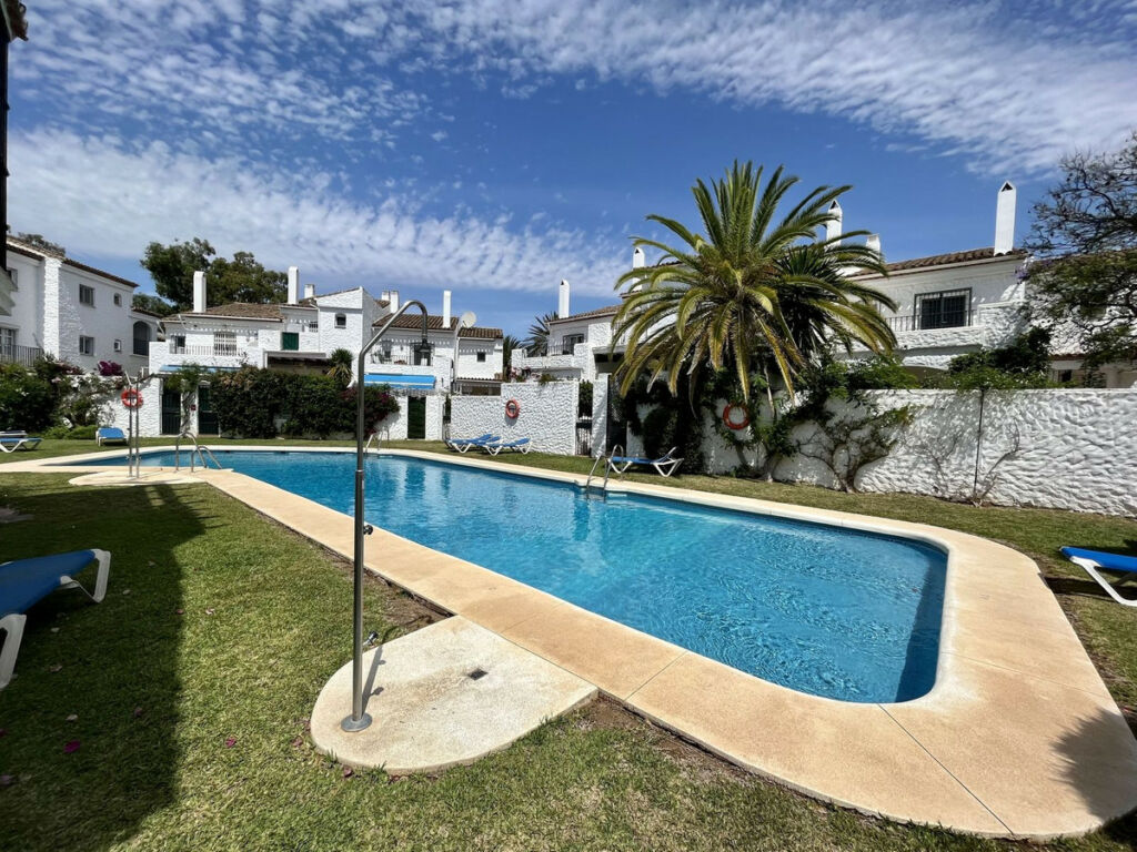 Semi-Detached House El Paraiso Málaga - image 27