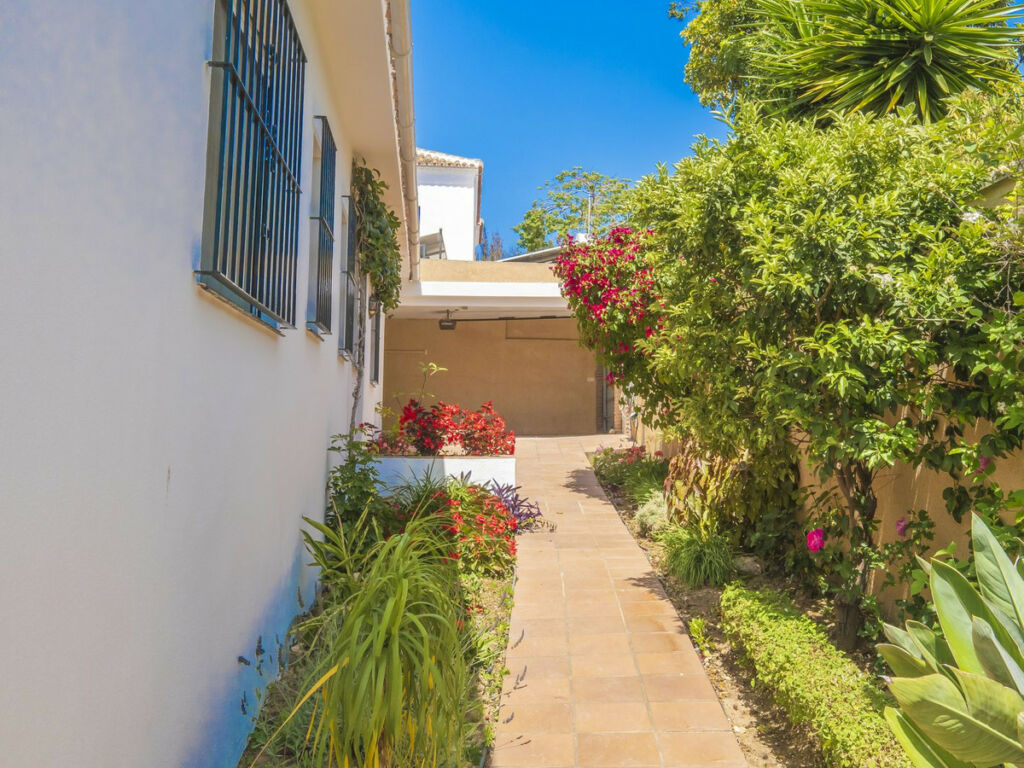 Detached Villa Marbella Málaga - image 28