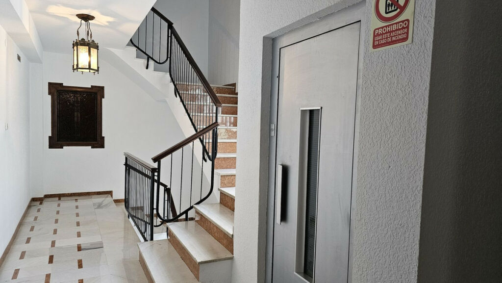 Top Floor Apartment Antequera Málaga - image 3
