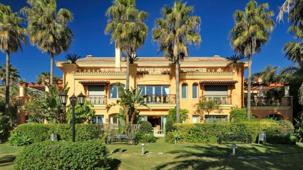 Middle Floor Apartment Puerto Banús Málaga - image 3