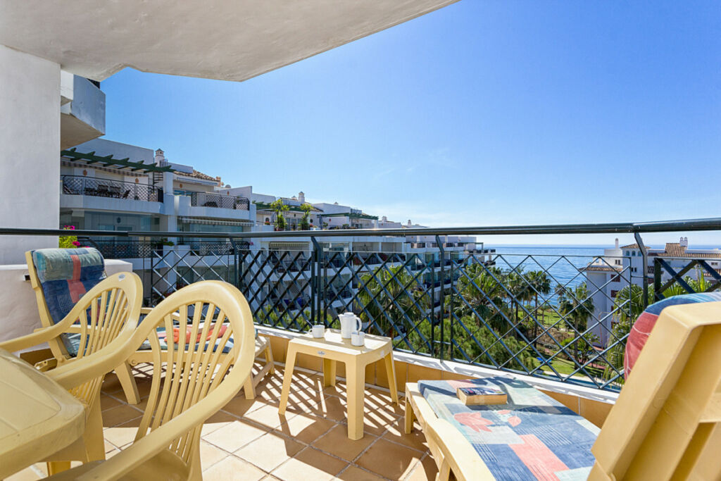Middle Floor Apartment Calahonda Málaga - image 3