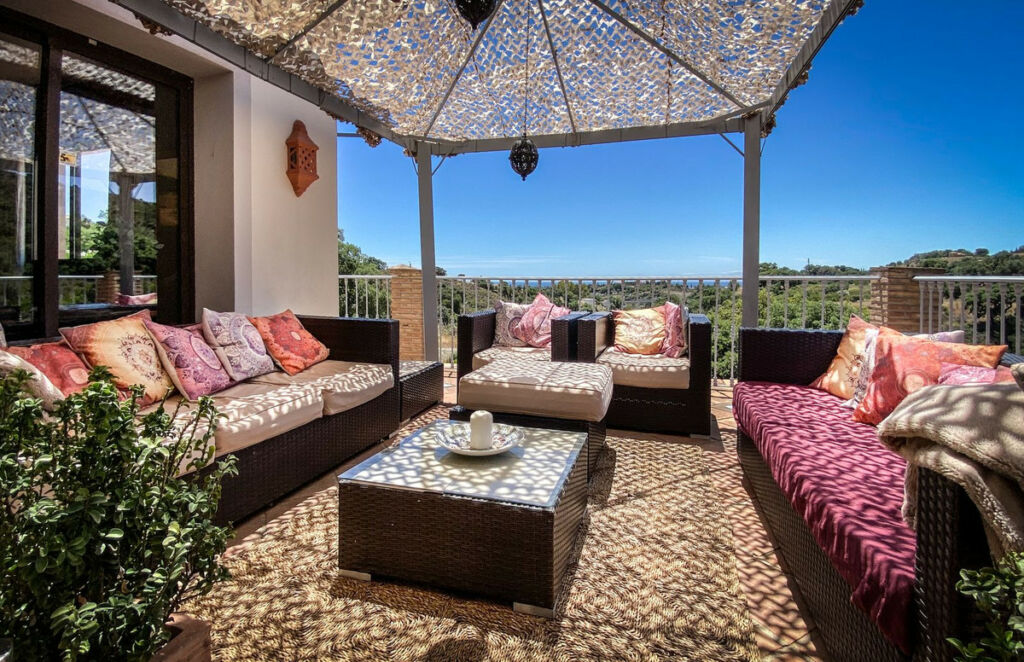 Detached Villa Estepona Málaga - image 3