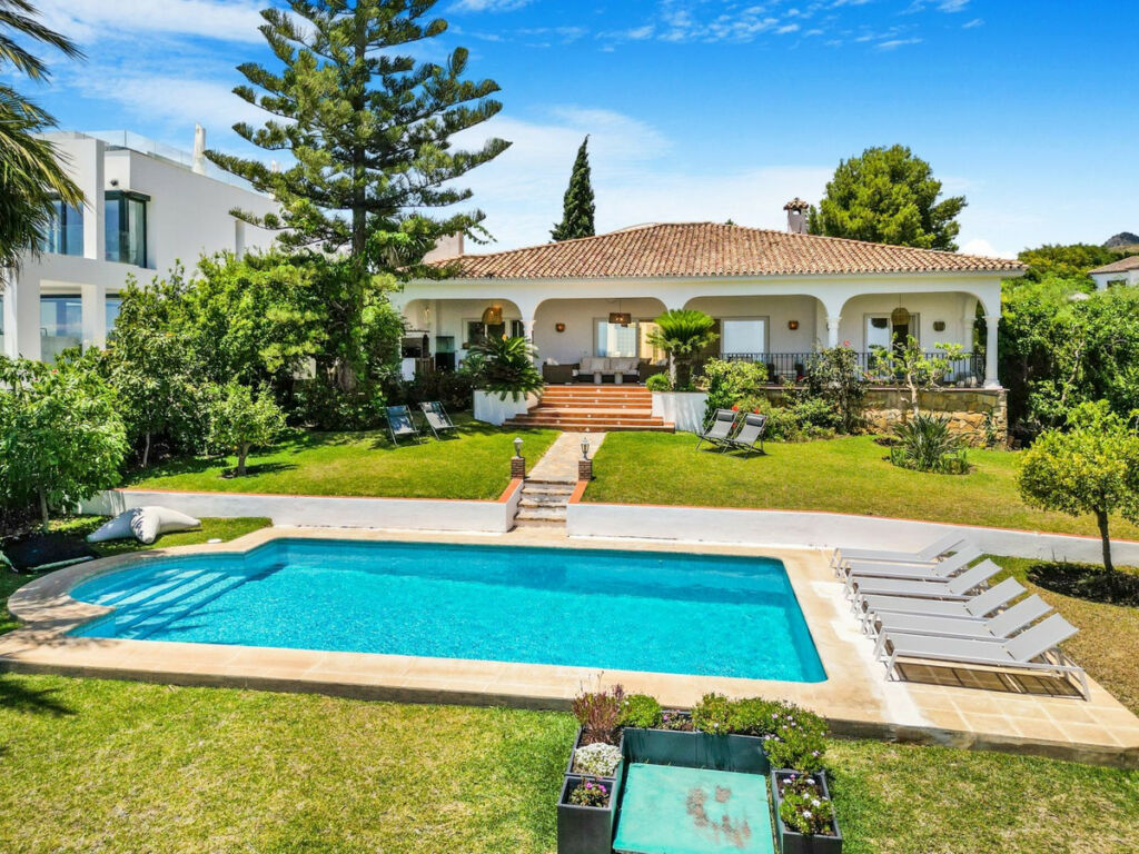 Detached Villa El Paraiso Málaga - image 3