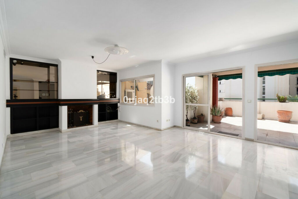 Top Floor Apartment Marbella Málaga - image 3