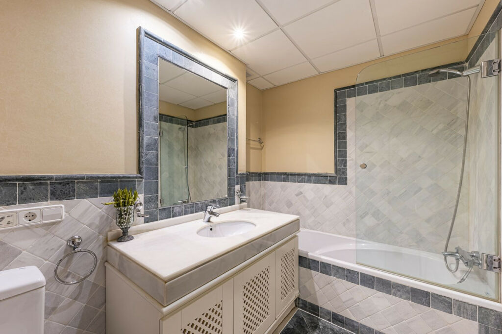 Ground Floor Apartment The Golden Mile Málaga - image 34