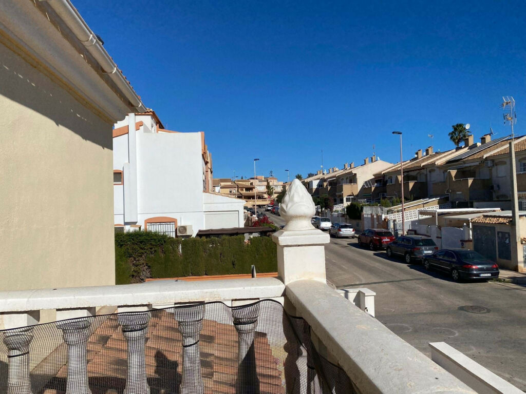 Middle Floor Apartment Aguas Nuevas Alicante - image 4