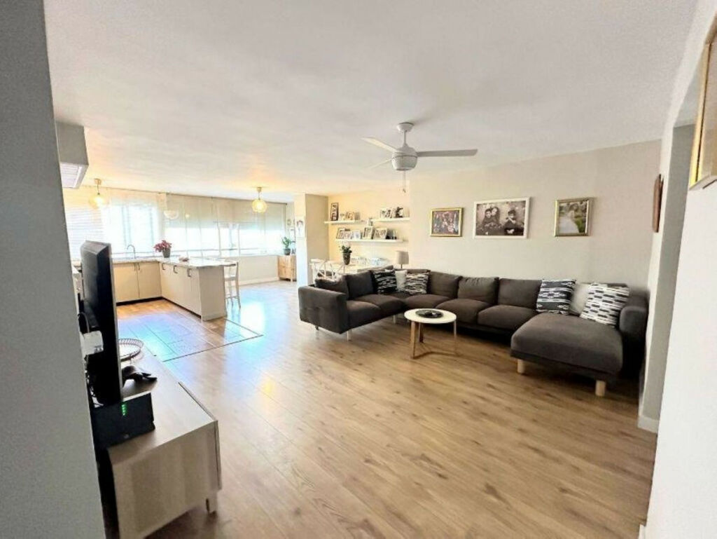 Middle Floor Apartment Playamar Málaga - image 4