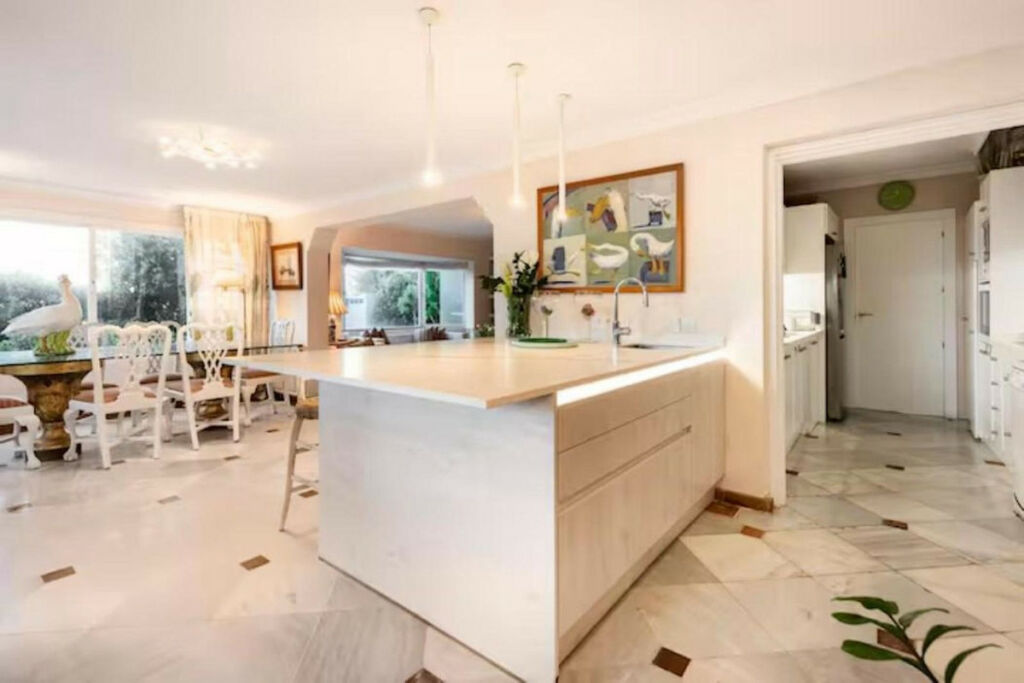 Detached Villa Guadalmina Baja Málaga - image 4
