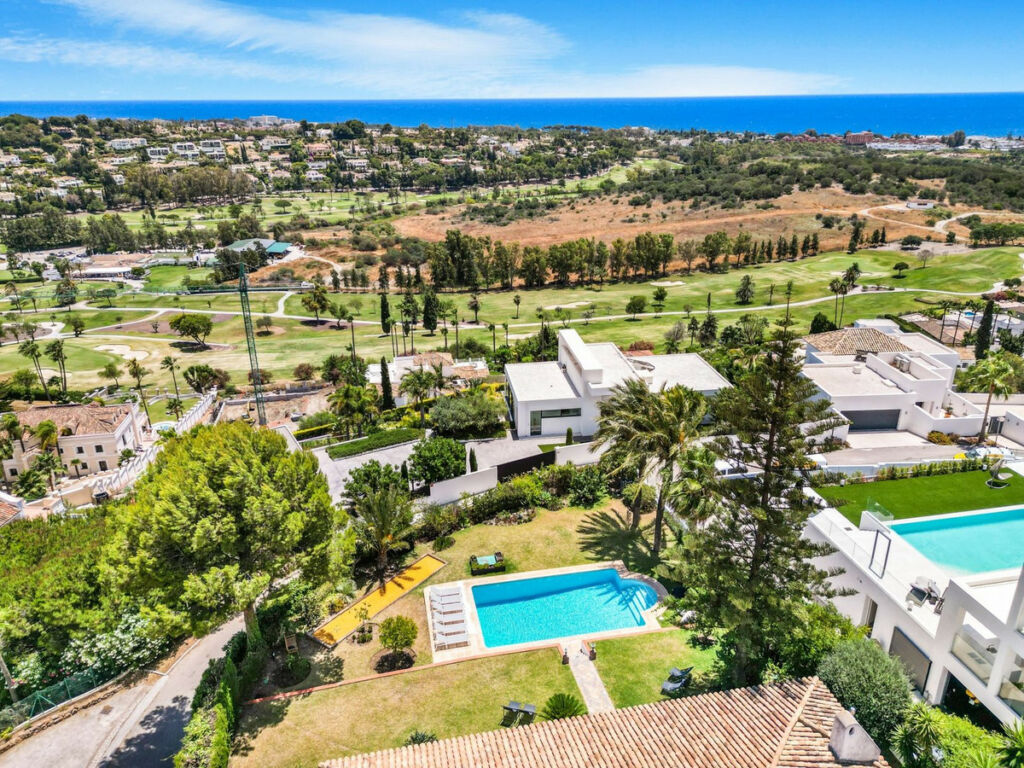 Detached Villa El Paraiso Málaga - image 4