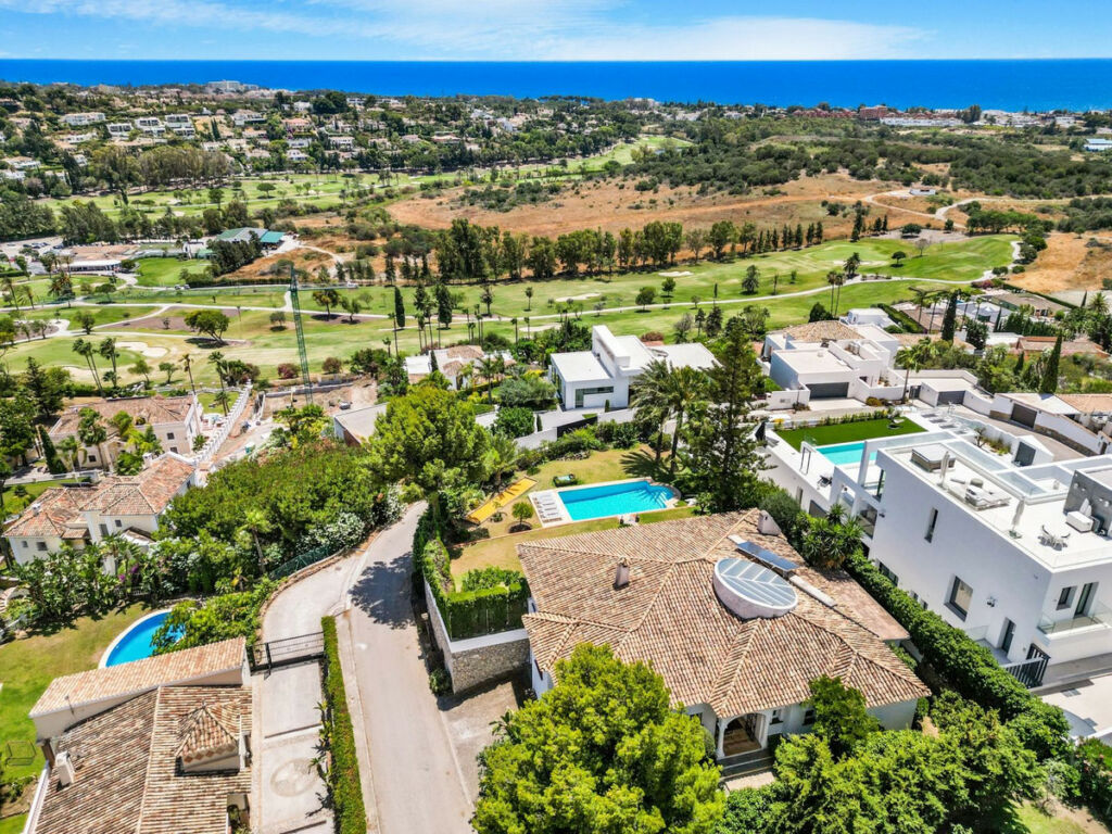 Detached Villa El Paraiso Málaga - image 5
