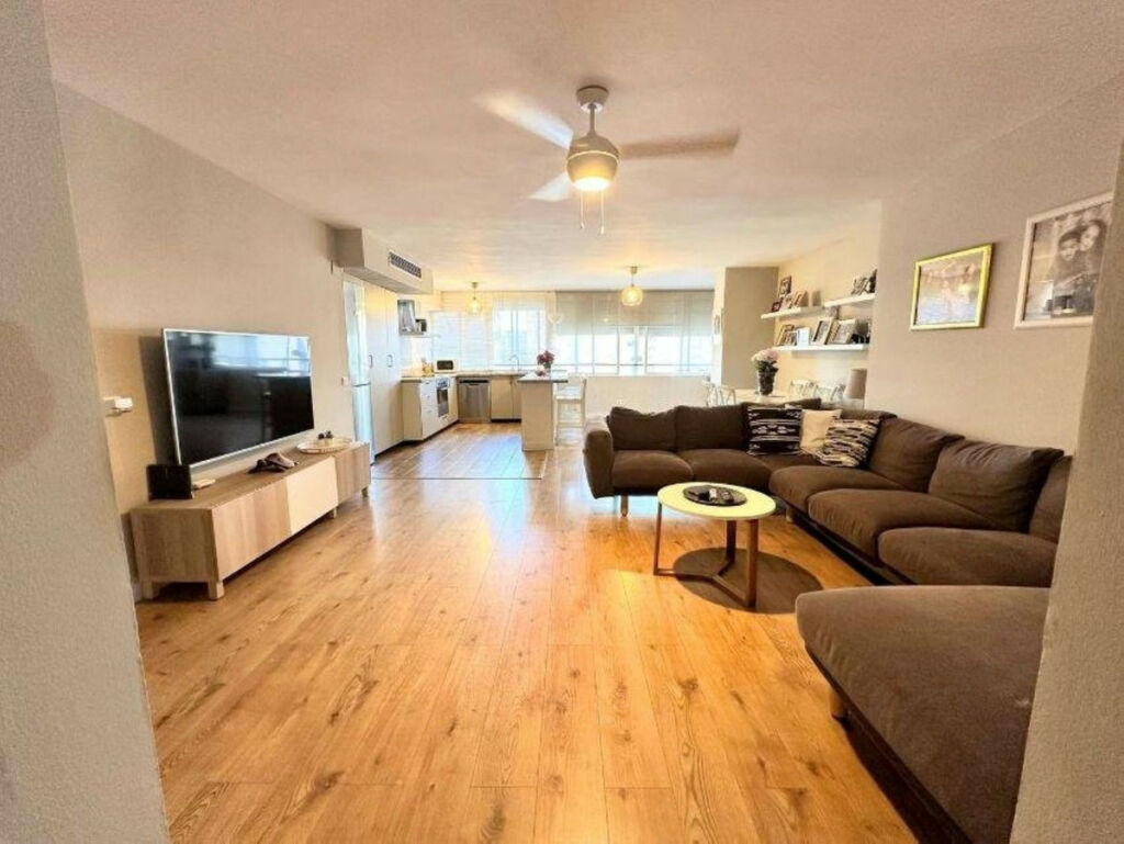 Middle Floor Apartment Playamar Málaga - image 5
