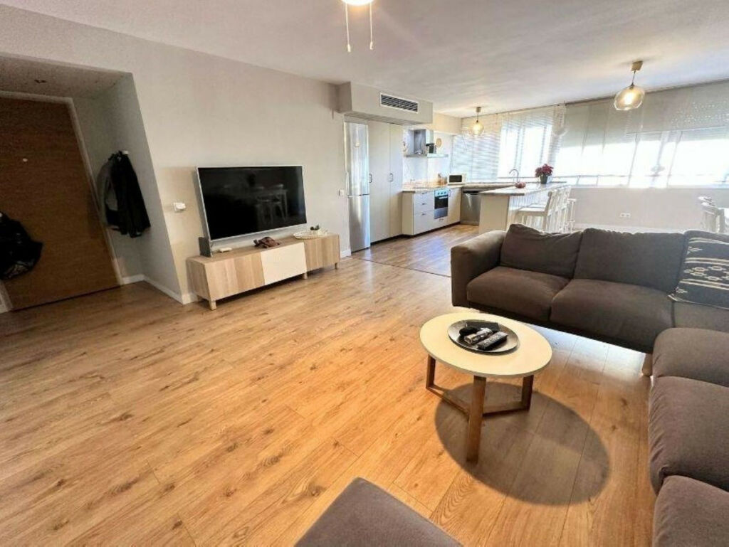 Middle Floor Apartment Playamar Málaga - image 6