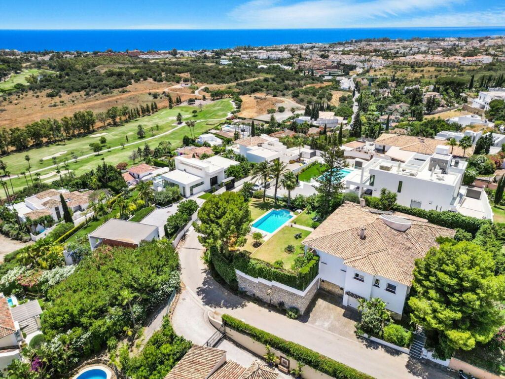 Detached Villa El Paraiso Málaga - image 6