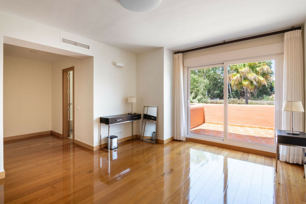 Penthouse Guadalmina Baja Málaga - image 9