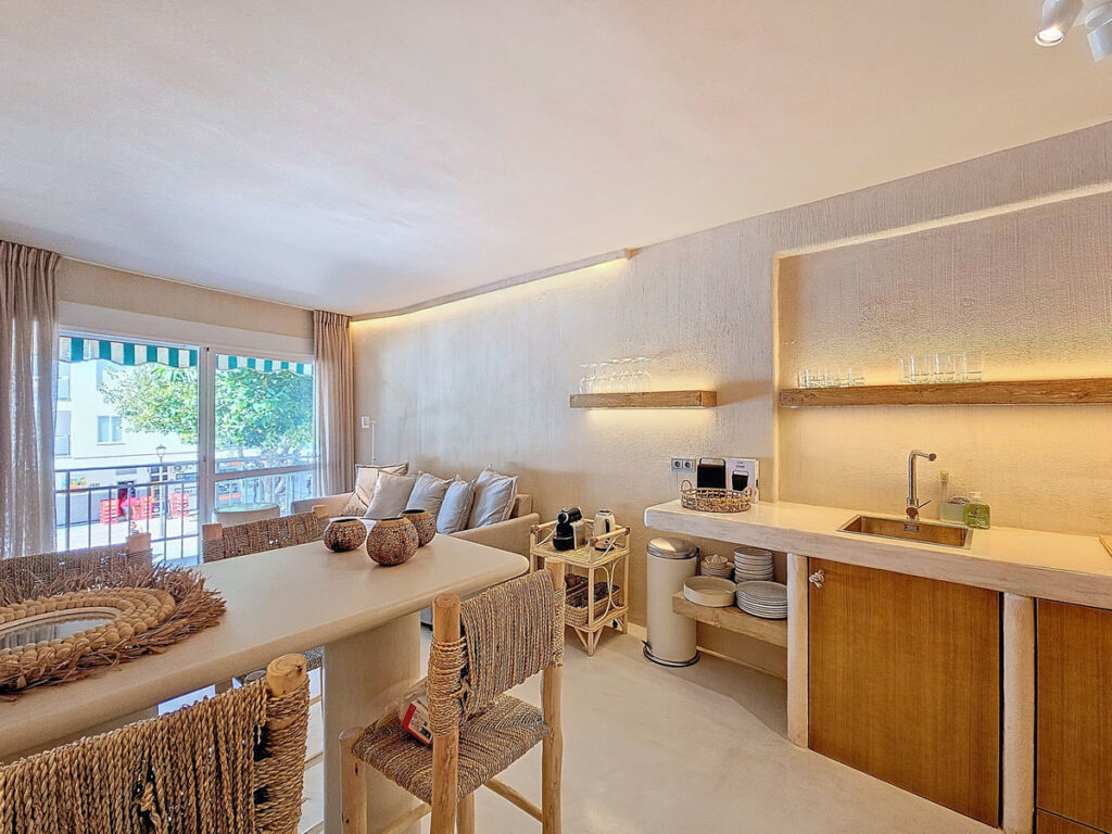 Middle Floor Apartment Estepona Málaga - image 2
