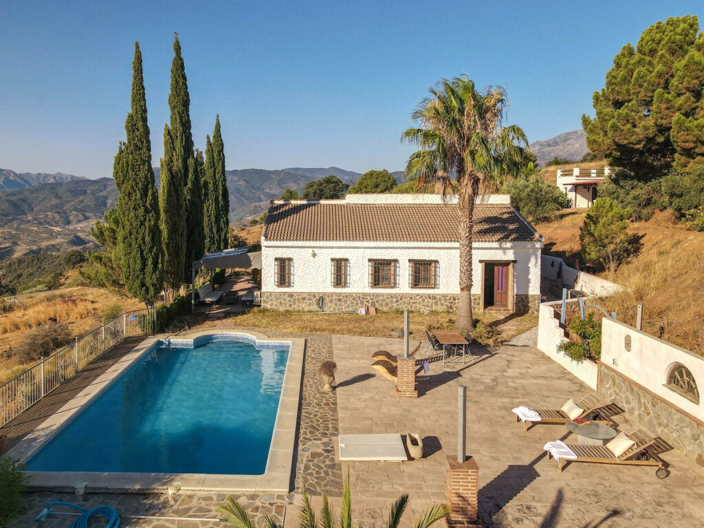 Detached Villa Alozaina Málaga - image 3