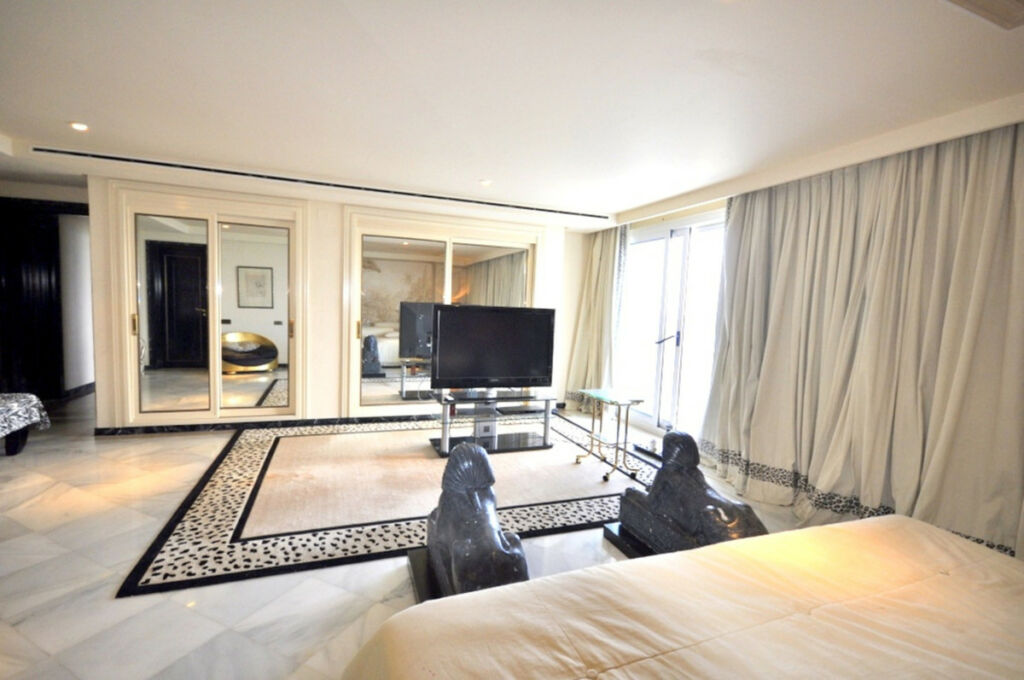 Middle Floor Apartment The Golden Mile Málaga - image 2