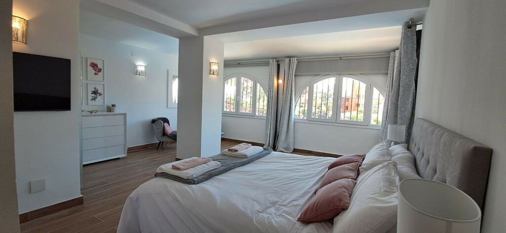 Detached Villa Estepona Málaga - image 10