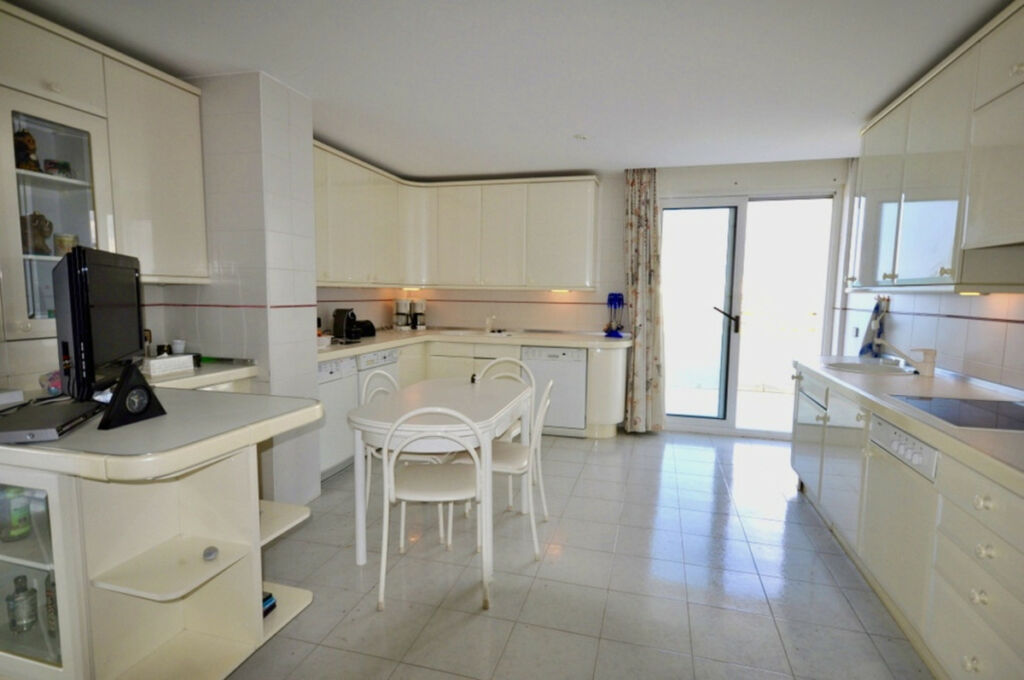 Middle Floor Apartment The Golden Mile Málaga - image 10