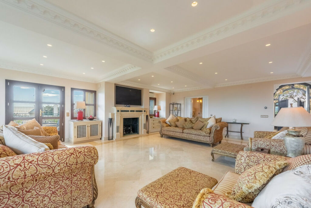 Detached Villa Estepona Málaga - image 11