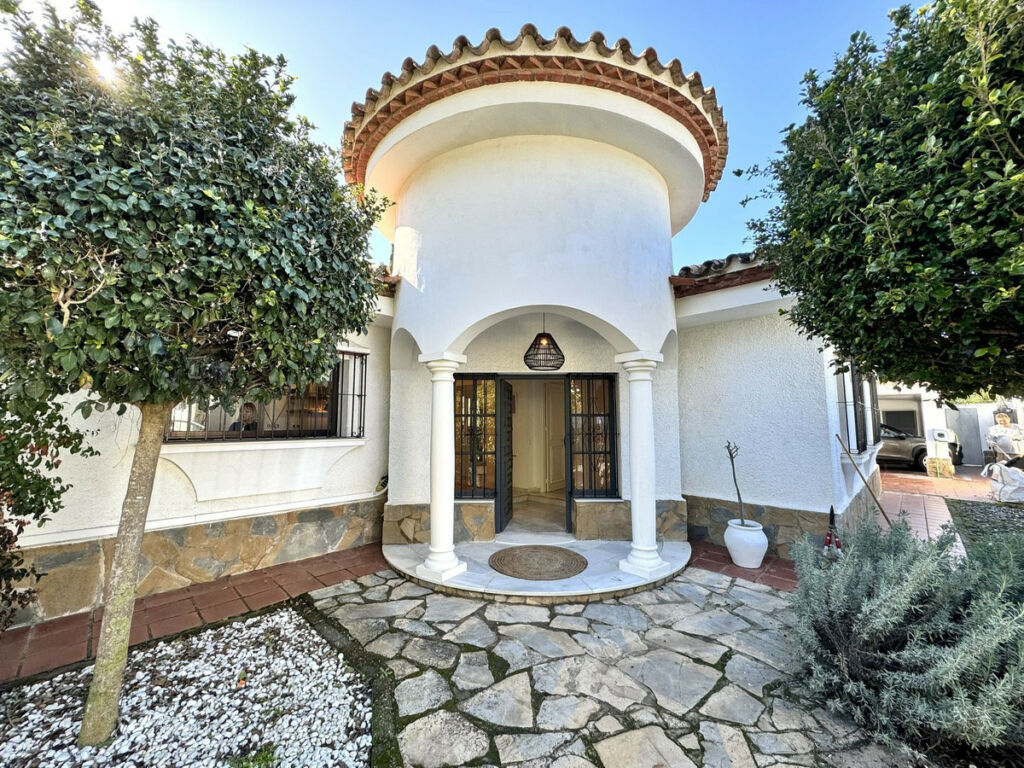 Detached Villa El Paraiso Málaga - image 11