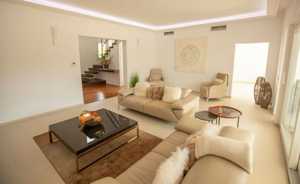 Detached Villa San Roque Club Cádiz - image 10