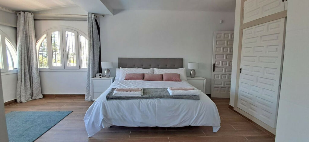 Detached Villa Estepona Málaga - image 11