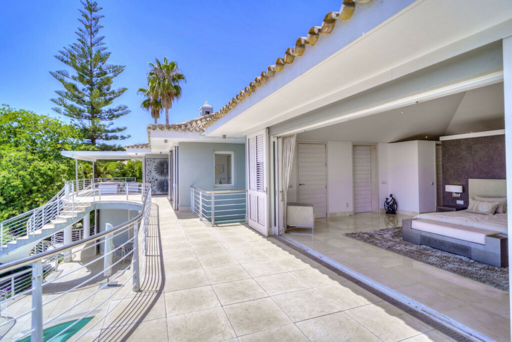 Detached Villa El Madroñal Málaga - image 14