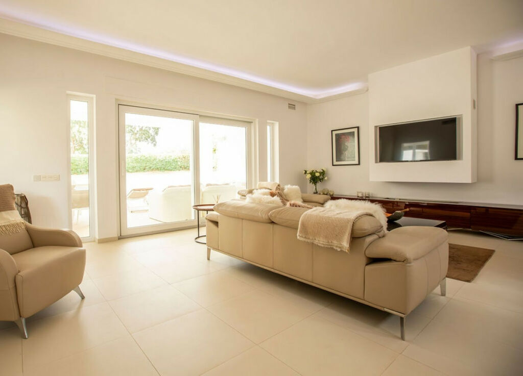 Detached Villa San Roque Club Cádiz - image 11