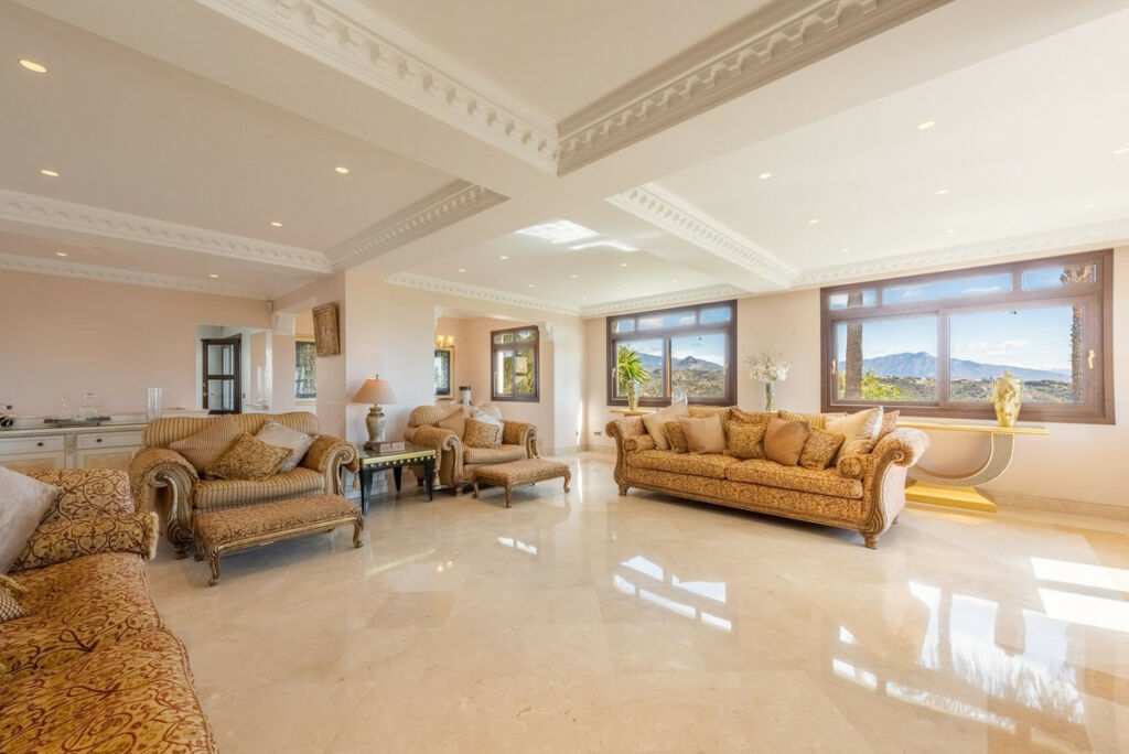 Detached Villa Estepona Málaga - image 12