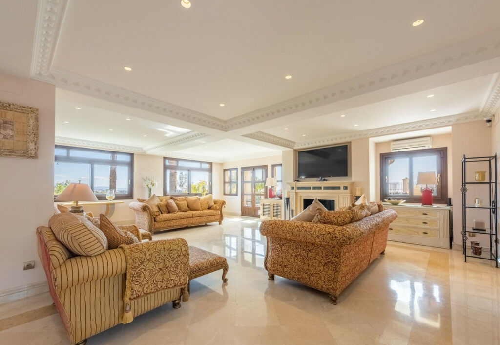 Detached Villa Estepona Málaga - image 13