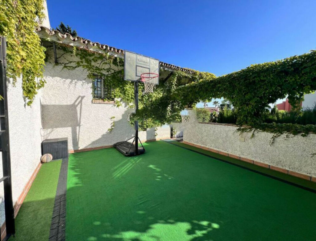 Detached Villa Sierrezuela Málaga - image 13