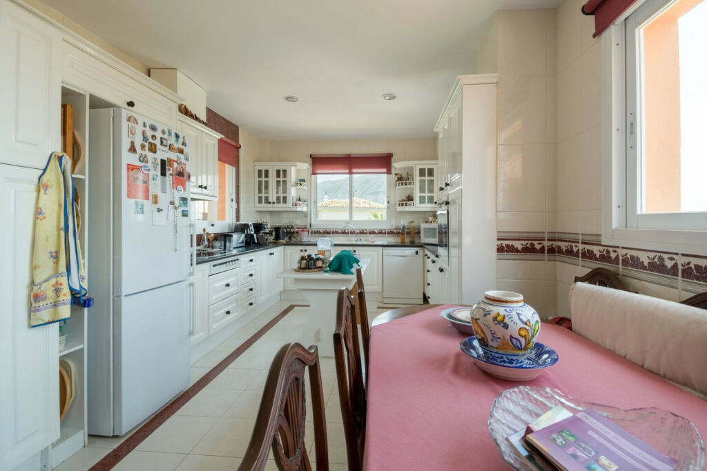 Middle Floor Apartment Nueva Andalucía Málaga - image 13