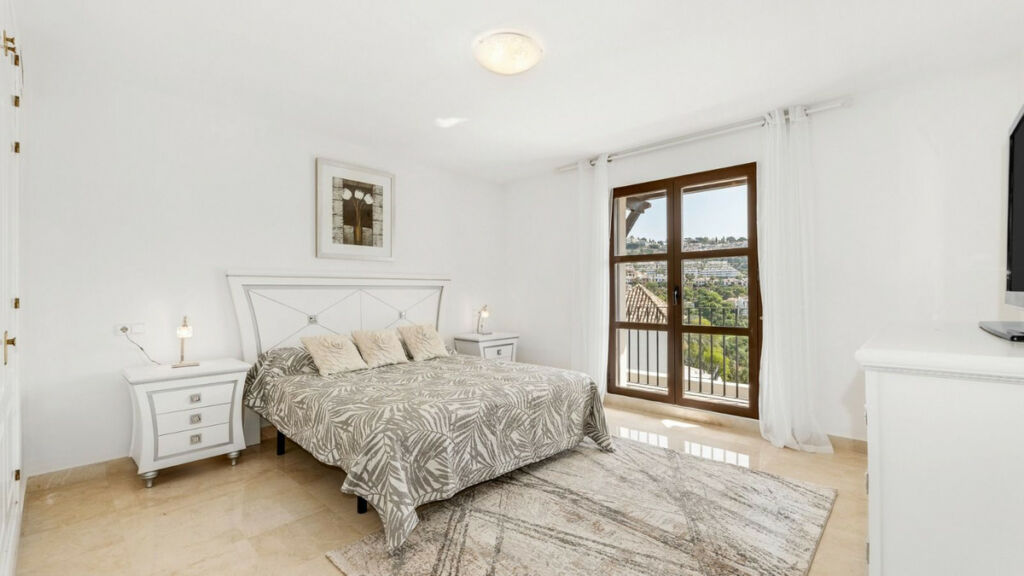 Detached Villa Los Arqueros Málaga - image 14