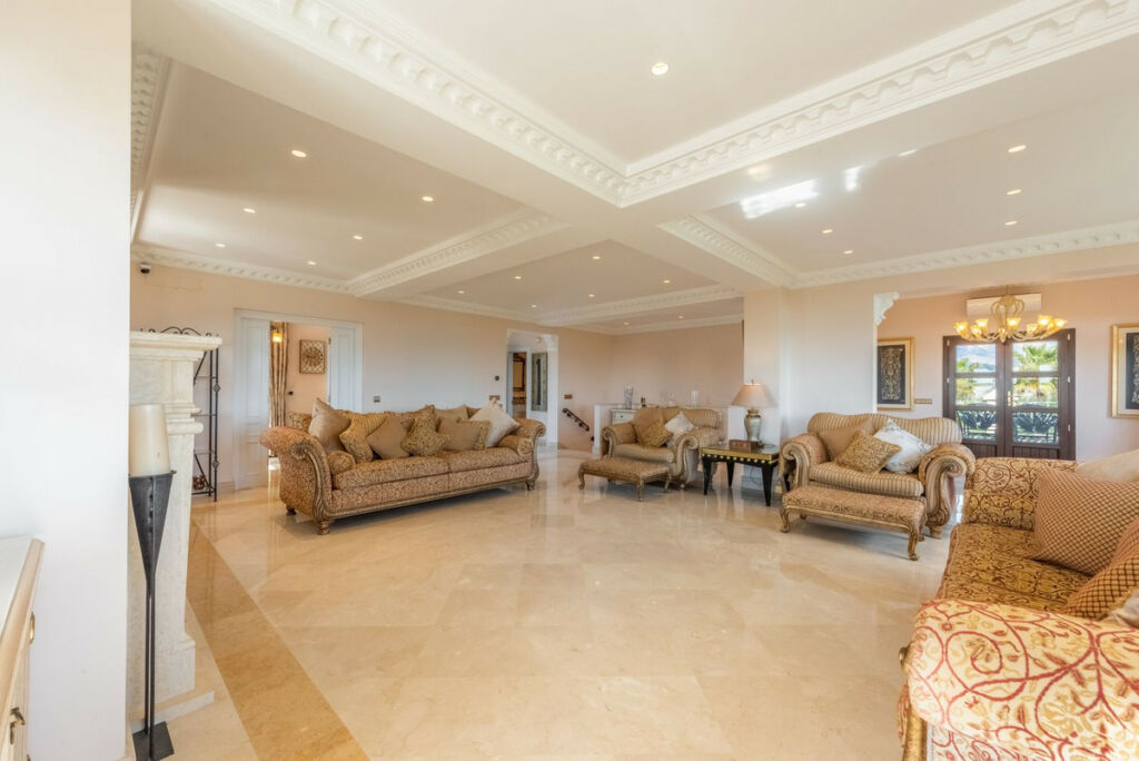 Detached Villa Estepona Málaga - image 14