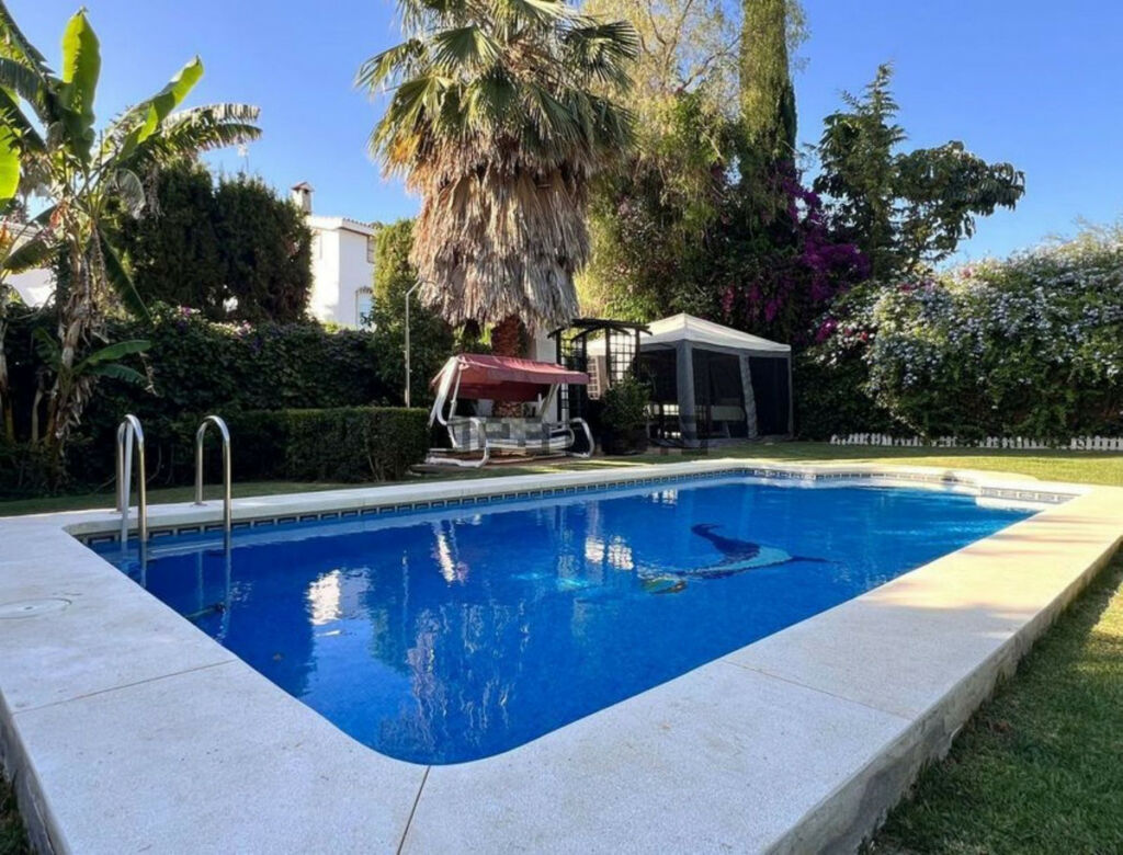 Detached Villa Sierrezuela Málaga - image 14